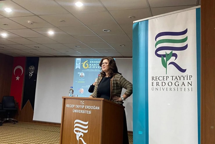 recep-tayyip-erdogan-universitesi-rteu-findikli-uygulamali-bilimler-yuksekokulu-tarafindan-6-ekonomi-ve-kariyer-zirvesi-duzenlendi-8.jpg