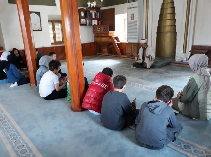 rize-il-muftulugu-mihrabin-elleri-projesi-kapsaminda-ogrenciler-cami-ziyaret-etti-1.jpg