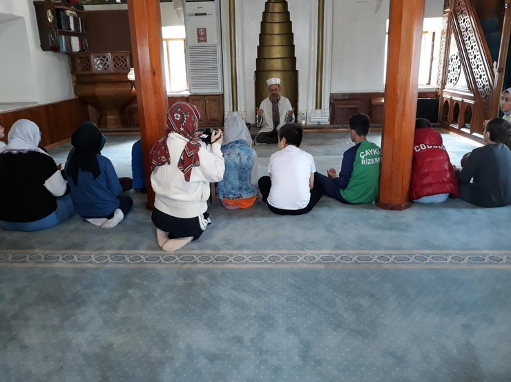 rize-il-muftulugu-mihrabin-elleri-projesi-kapsaminda-ogrenciler-cami-ziyaret-etti-4.jpg