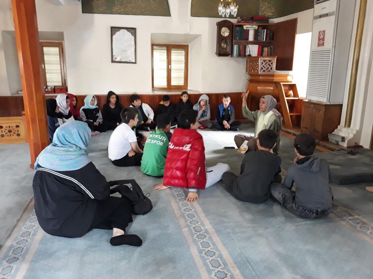 rize-il-muftulugu-mihrabin-elleri-projesi-kapsaminda-ogrenciler-cami-ziyaret-etti-6.jpg