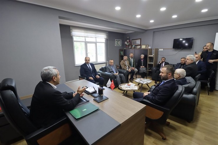 rize-valisi-ihsan-selim-baydas-yesilay-rize-subesini-ziyaret-ederek-haftalik-olagan-yonetim-kurulu-toplantisina-katildi-5.jpg