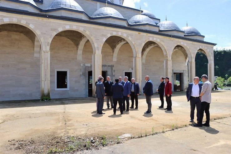 rize-valisi-baydas-ensar-camii-insaatini-inceledi-6.jpg