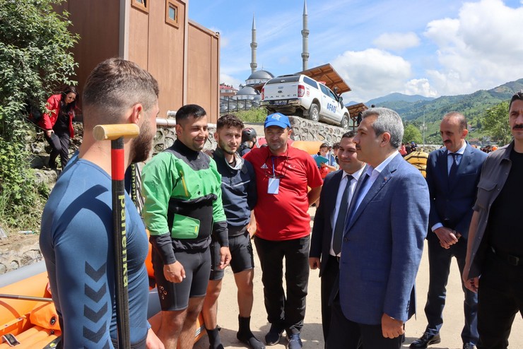rize-valisi-ihsan-selim-baydas-ardesen-ilcesi-firtina-vadisinde-gerceklesen-turkiye-rafting-sampiyonasini-takip-etti-1.jpg