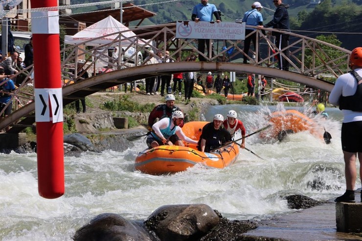 rize-valisi-ihsan-selim-baydas-ardesen-ilcesi-firtina-vadisinde-gerceklesen-turkiye-rafting-sampiyonasini-takip-etti-10.jpg