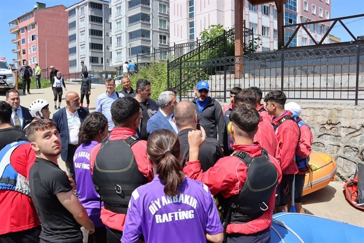 rize-valisi-ihsan-selim-baydas-ardesen-ilcesi-firtina-vadisinde-gerceklesen-turkiye-rafting-sampiyonasini-takip-etti-2.jpg