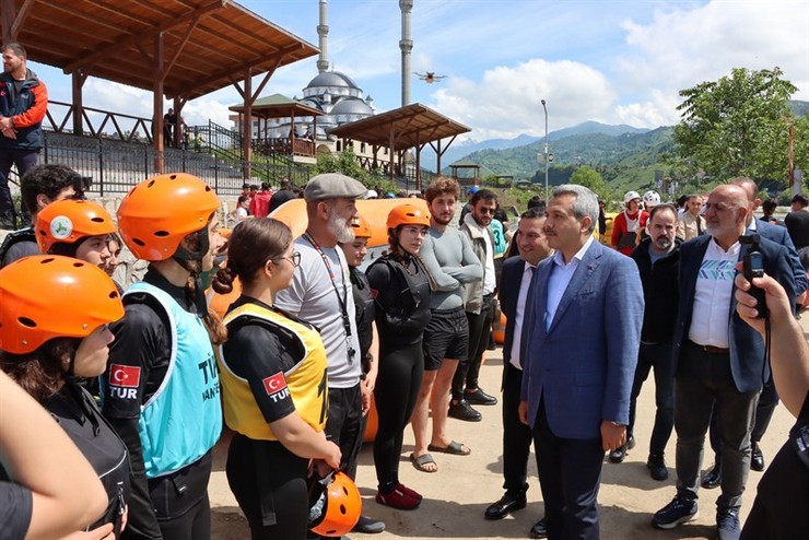 rize-valisi-ihsan-selim-baydas-ardesen-ilcesi-firtina-vadisinde-gerceklesen-turkiye-rafting-sampiyonasini-takip-etti-4.jpg