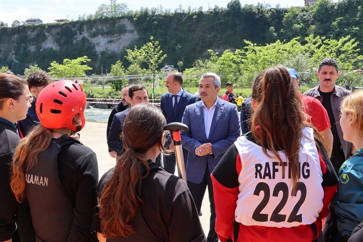 rize-valisi-ihsan-selim-baydas-ardesen-ilcesi-firtina-vadisinde-gerceklesen-turkiye-rafting-sampiyonasini-takip-etti-5.jpg