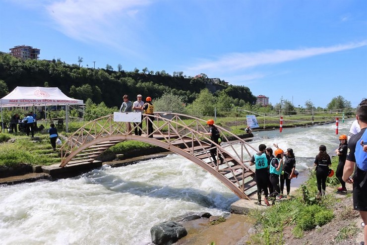 rize-valisi-ihsan-selim-baydas-ardesen-ilcesi-firtina-vadisinde-gerceklesen-turkiye-rafting-sampiyonasini-takip-etti-6.jpg