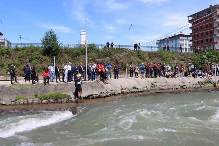 rize-valisi-ihsan-selim-baydas-ardesen-ilcesi-firtina-vadisinde-gerceklesen-turkiye-rafting-sampiyonasini-takip-etti-8.jpg
