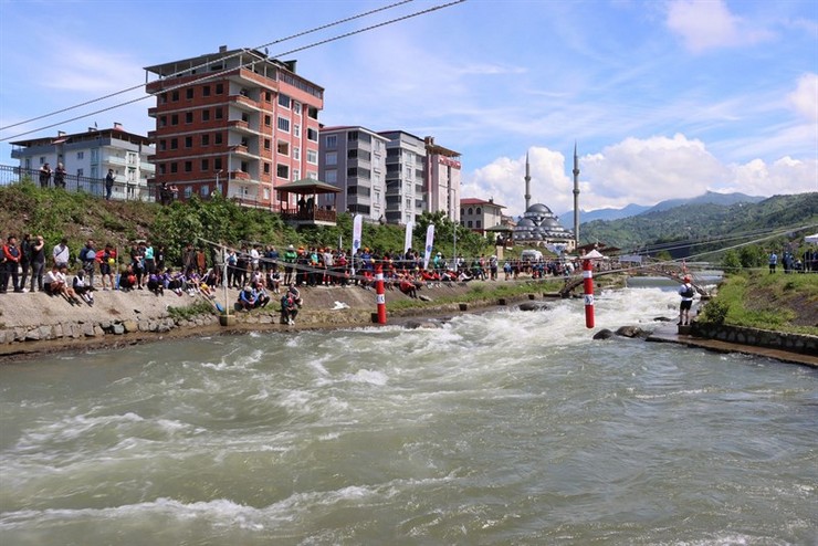 rize-valisi-ihsan-selim-baydas-ardesen-ilcesi-firtina-vadisinde-gerceklesen-turkiye-rafting-sampiyonasini-takip-etti-9.jpg