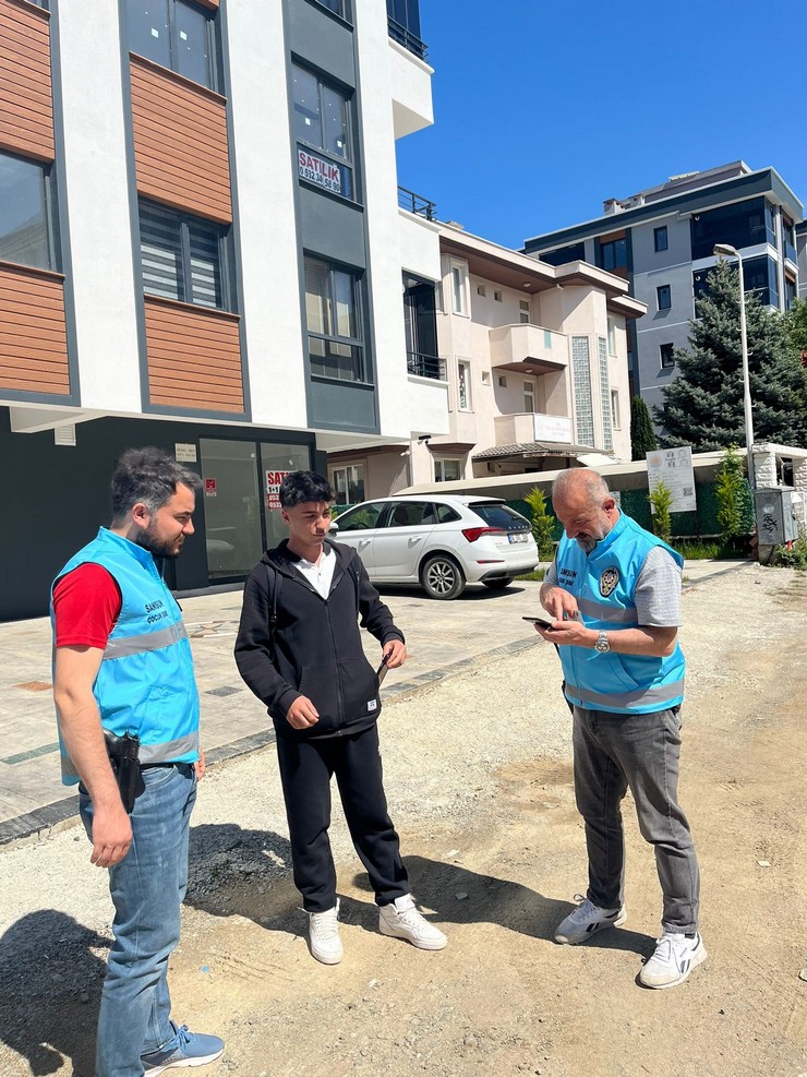 samsun-polisi-okul-cevrelerini-denetlerken-ayni-zamanda-da-temel-guvenlik-ve-suclar-konusunda-da-insanlari-bilgilendiriyor-5.jpg