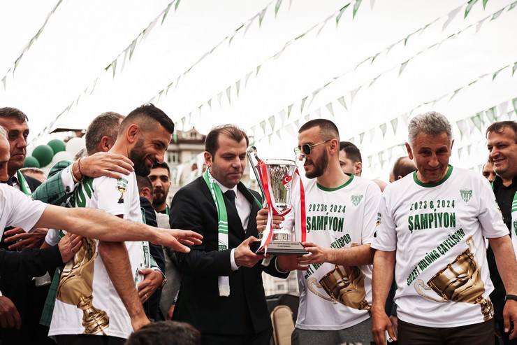 ayelispor-3-lig-kupasini-kaldirdi-4.jpg