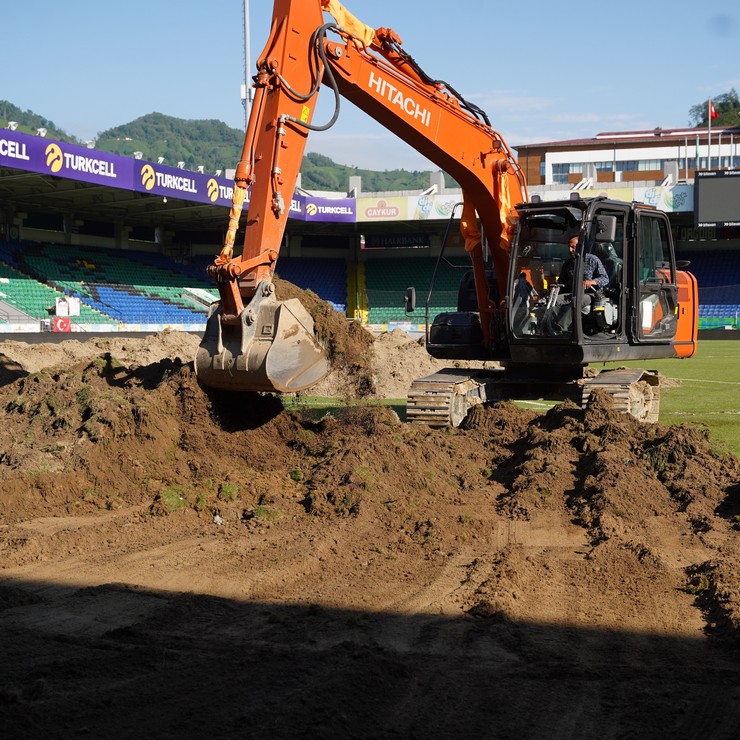 caykur-didi-stadinda-zemin-yenileme-calismalari-basladi-3.jpg