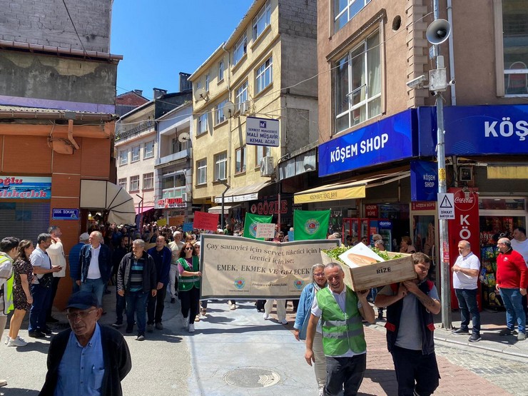 rizenin-findikli-ilcesinde-duzenlenen-yuruyuste-ilce-ziraat-odasi-esnaf-odasi-ve-ureticiler-19-lira-olarak-aciklanan-2024-yili-yas-cay-alim-fiyatina-tepki-gosterdi-gos-1.jpg