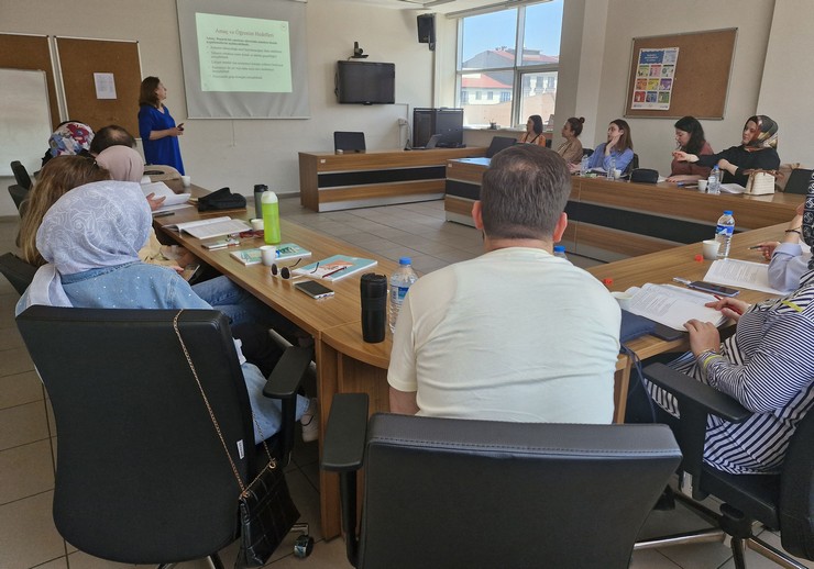 rizede-saglik-calisanlarina-anne-sutu-ve-emzirme-danismanligi-egitimi-verildi-5.jpg