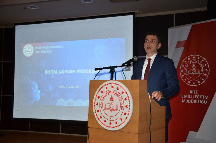 yenilik-ve-egitim-teknolojileri-genel-muduru-mustafa-canli-rizede-duzenlenen-dijital-gundem-konulu-toplantida-ogretmen-ve-ogrencilerle-bir-araya-geldi-1.jpg