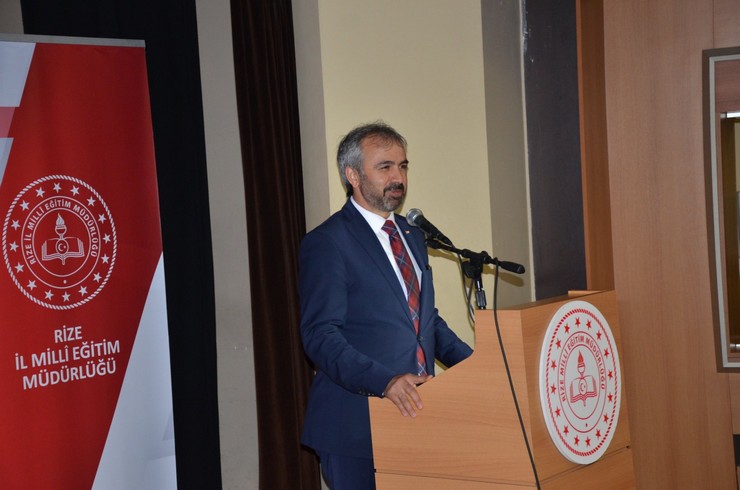 yenilik-ve-egitim-teknolojileri-genel-muduru-mustafa-canli-rizede-duzenlenen-dijital-gundem-konulu-toplantida-ogretmen-ve-ogrencilerle-bir-araya-geldi-2.jpg