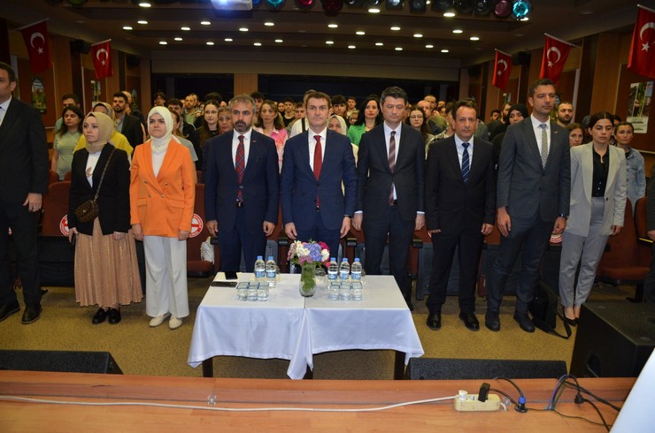 yenilik-ve-egitim-teknolojileri-genel-muduru-mustafa-canli-rizede-duzenlenen-dijital-gundem-konulu-toplantida-ogretmen-ve-ogrencilerle-bir-araya-geldi-3.jpg