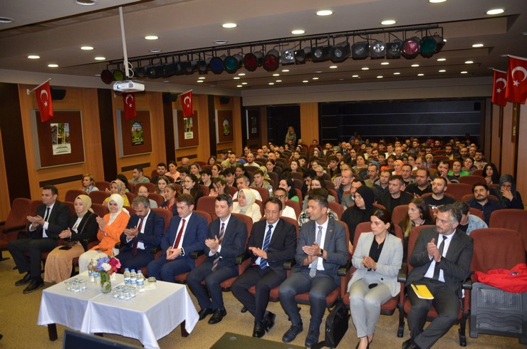 yenilik-ve-egitim-teknolojileri-genel-muduru-mustafa-canli-rizede-duzenlenen-dijital-gundem-konulu-toplantida-ogretmen-ve-ogrencilerle-bir-araya-geldi-4.jpg