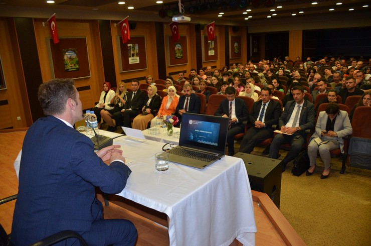 yenilik-ve-egitim-teknolojileri-genel-muduru-mustafa-canli-rizede-duzenlenen-dijital-gundem-konulu-toplantida-ogretmen-ve-ogrencilerle-bir-araya-geldi-5.jpg