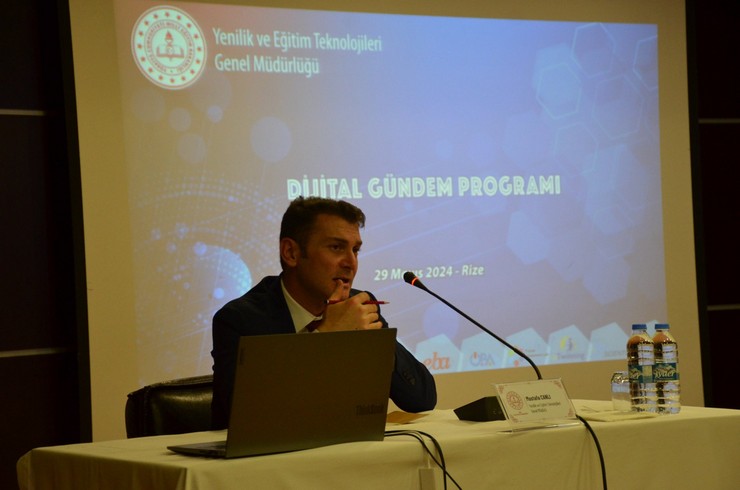 yenilik-ve-egitim-teknolojileri-genel-muduru-mustafa-canli-rizede-duzenlenen-dijital-gundem-konulu-toplantida-ogretmen-ve-ogrencilerle-bir-araya-geldi-6.jpg