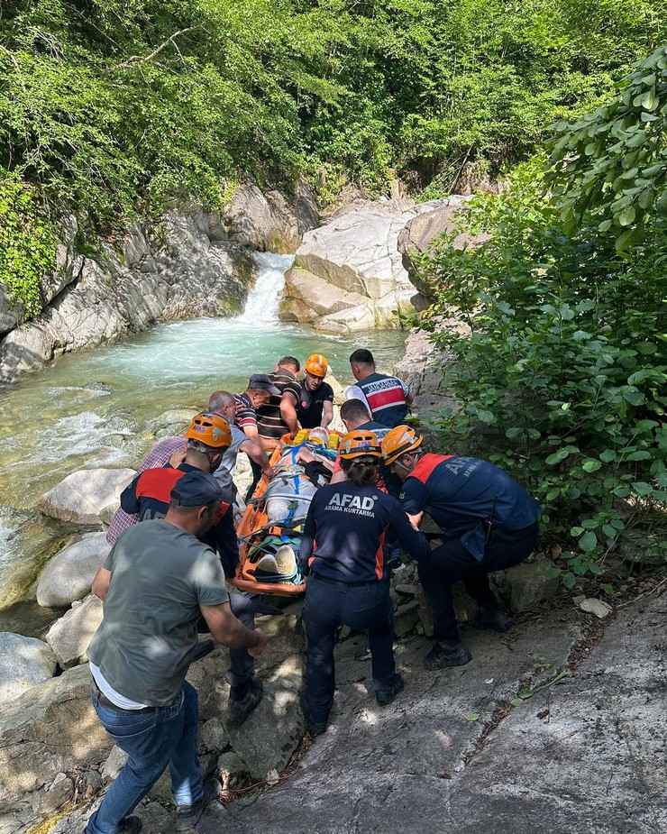 cayeli-ilcesinde-motosikletiyle-dereye-dusen-vatandas-kisa-surede-kurtarildi-5.jpg