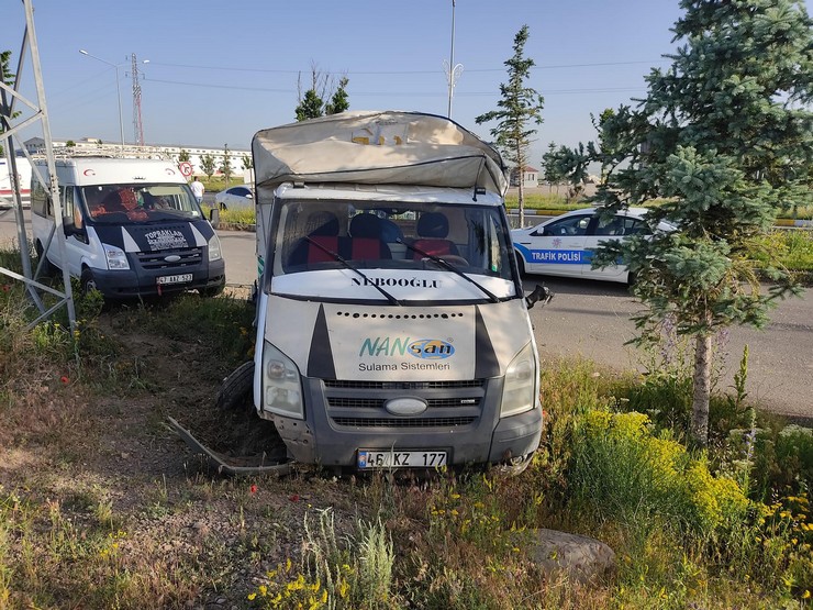 erzurumda-otomobil-kamyonete-carpti-12-yarali-3.jpg
