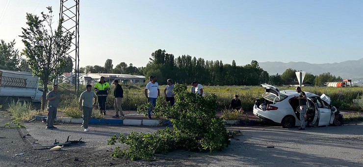 erzurumda-otomobil-kamyonete-carpti-12-yarali-6.jpg