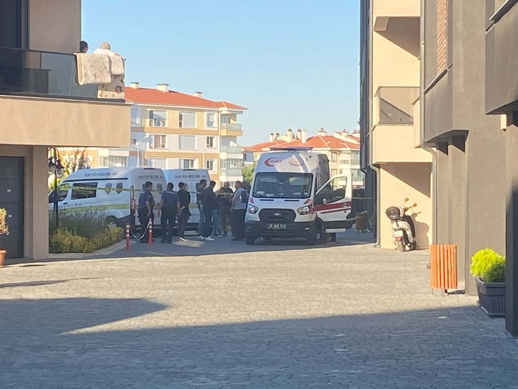 esini-ve-uvey-kizini-tabancayla-oldurup-intihar-etti-4.jpg