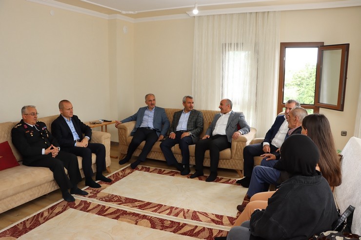 genclik-ve-spor-bakani-osman-askin-bak-rizede-sehit-ailesini-ziyaret-ederek-kurban-bayramlarini-kutladi-2.jpg