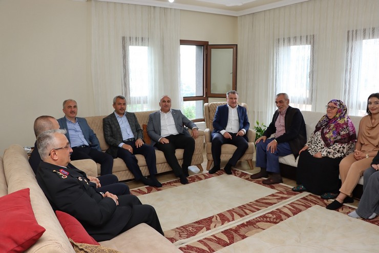 genclik-ve-spor-bakani-osman-askin-bak-rizede-sehit-ailesini-ziyaret-ederek-kurban-bayramlarini-kutladi-4.jpg