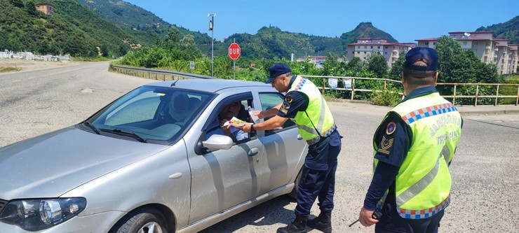 giresunda-trafik-ekipleri-suruculere-cikolata-ikram-etti-2.jpg
