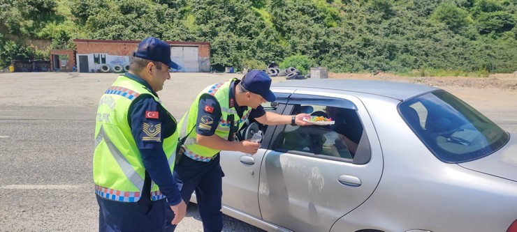 giresunda-trafik-ekipleri-suruculere-cikolata-ikram-etti-3.jpg