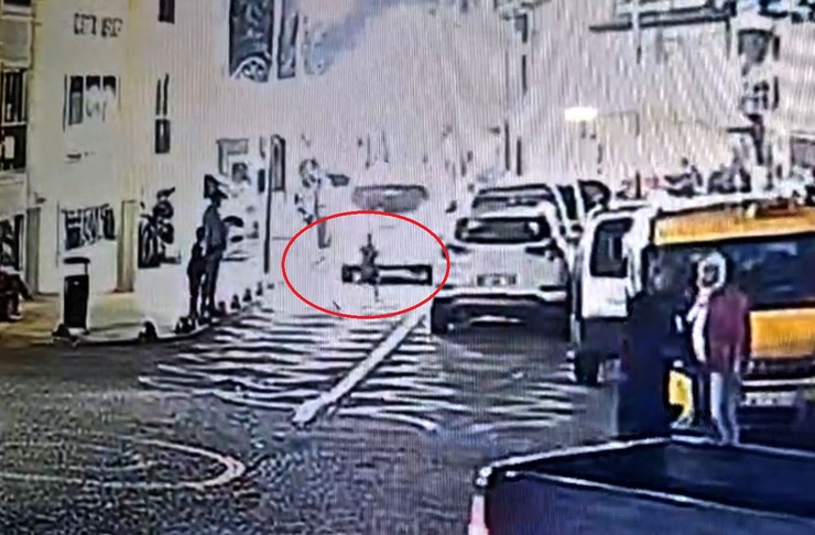 trabzonda-surucusunun-geri-manevra-yaptigi-minibus-sokakta-kosan-mehmet-akif-kelese-10-carpti-minibusun-altinda-kalan-keles-yaralanirken-kaza-guvenlik-kamerasina-y.jpg
