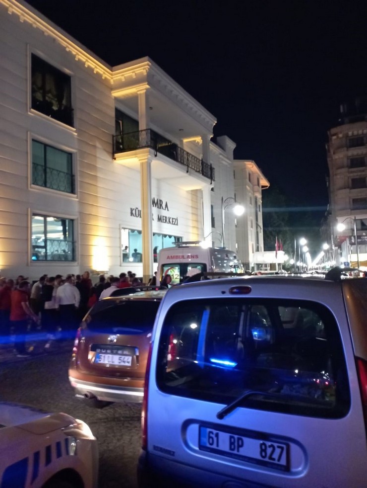 trabzonda-surucusunun-geri-manevra-yaptigi-minibus-sokakta-kosan-mehmet-akif-kelese-12-carpti-minibusun-altinda-kalan-keles-yaralanirken-kaza-guvenlik-kamerasina.jpg