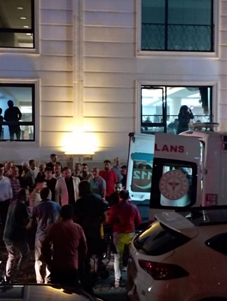 trabzonda-surucusunun-geri-manevra-yaptigi-minibus-sokakta-kosan-mehmet-akif-kelese-13-carpti-minibusun-altinda-kalan-keles-yaralanirken-kaza-guvenlik-kamerasina.jpg