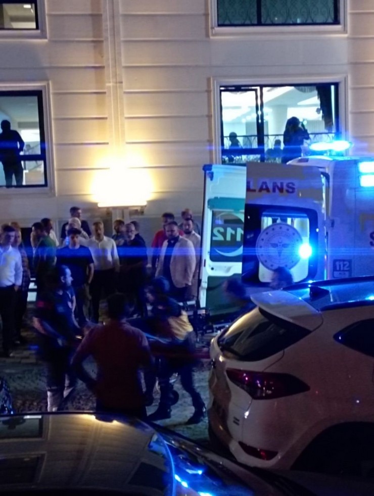 trabzonda-surucusunun-geri-manevra-yaptigi-minibus-sokakta-kosan-mehmet-akif-kelese-14-carpti-minibusun-altinda-kalan-keles-yaralanirken-kaza-guvenlik-kamerasina.jpg