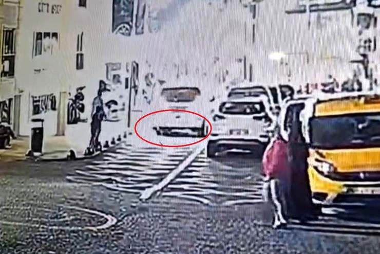 trabzonda-surucusunun-geri-manevra-yaptigi-minibus-sokakta-kosan-mehmet-akif-kelese-16-carpti-minibusun-altinda-kalan-keles-yaralanirken-kaza-guvenlik-kamerasina.jpg