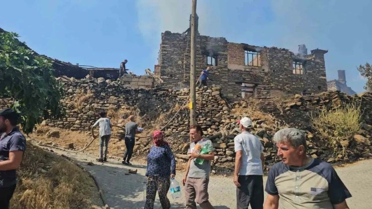 Aydın'da Maki Yangını; 11'i Metruk 13 Ev Zarar Gördü