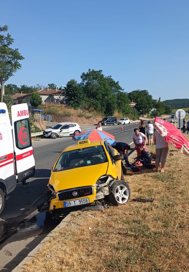 Edirne'de Taksiyle Otomobil Çarpıştı; Yaralanan 6 Kişi, Plaj Şemsiyeleriyle Güneşten Korundu