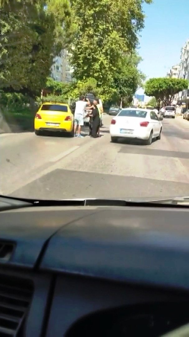 Husumetlileri Önünü Kesince, Müşterisi Olduğu Taksiyi Kaçırdı; O Anlar Kamerada