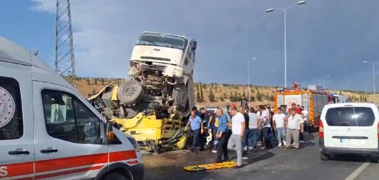 Kamyon, Çarptığı Tır'ın Üstünde Asılı Kaldı: 1 Ölü, 2 Yaralı