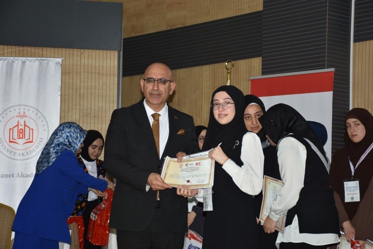 sehit-onur-kilic-kiz-anadolu-imam-hatip-lisesi-ogrencisi-muberra-saka-genc-nida-kuran-i-kerimi-guzel-okuma-yarismasinda-turkiye-birincisi-olarak-rizenin-gururu-oldu-7.jpg