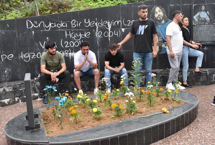 sanatci-kazim-koyuncu-vefatinin-19-yilinda-artvindeki-kabri-basinda-anildi-1.jpg