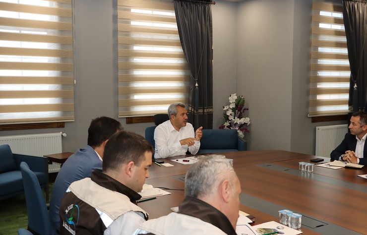 rize-valisi-ihsan-selim-baydas-baskanliginda-cay-carsisinda-yapilmasi-planlanan-genclik-merkezi-irtibat-ofisi-projesi-hakkinda-bir-toplanti-gerceklestirildi-1.jpg