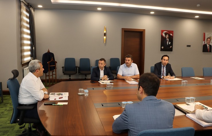 rize-valisi-ihsan-selim-baydas-baskanliginda-cay-carsisinda-yapilmasi-planlanan-genclik-merkezi-irtibat-ofisi-projesi-hakkinda-bir-toplanti-gerceklestirildi-4.jpg