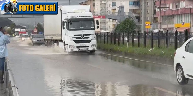 rizenin-pazar-ilcesinde-saganak-etkili-oldu-gole-donen-yollarda-araclariyla-ilerlemeye-calisan-suruculer-zor-anlar-yasadi.jpg