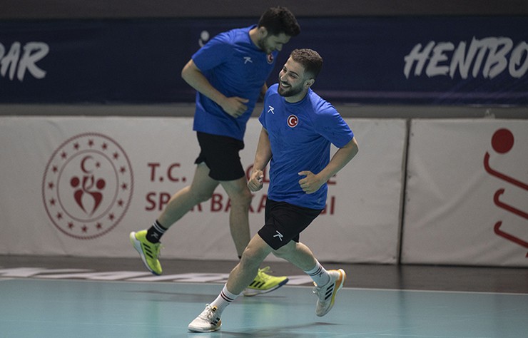 a-milli-hentbol-takimi-kaptani-samet-kanberoglu-1.jpg
