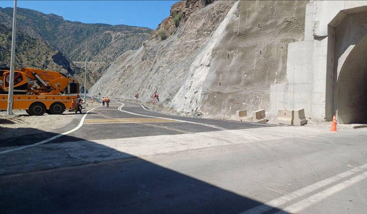 artvin-yusufeli-yolundaki-tunel-ust-beton-korunagindaki-cokme-sonucu-ulasima-kapatildi-1.jpg