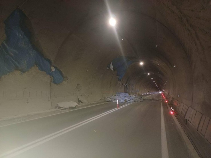 artvin-yusufeli-yolundaki-tunel-ust-beton-korunagindaki-cokme-sonucu-ulasima-kapatildi-2.jpg